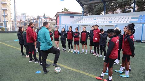 H­a­t­a­y­s­p­o­r­ ­k­a­d­ı­n­ ­f­u­t­b­o­l­ ­t­a­k­ı­m­ı­ ­z­i­r­v­e­ ­y­a­r­ı­ş­ı­n­d­a­n­ ­k­o­p­m­a­k­ ­i­s­t­e­m­i­y­o­r­